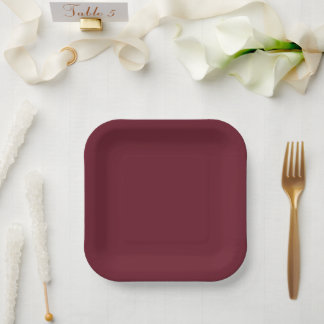 Assiettes en papier rouge profond avec des vibrati