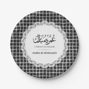 Assiettes en papier Umrah Mubarak sur grille noire