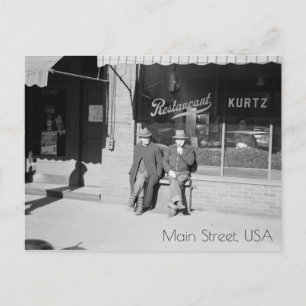Assis sur la carte postale de Main Street