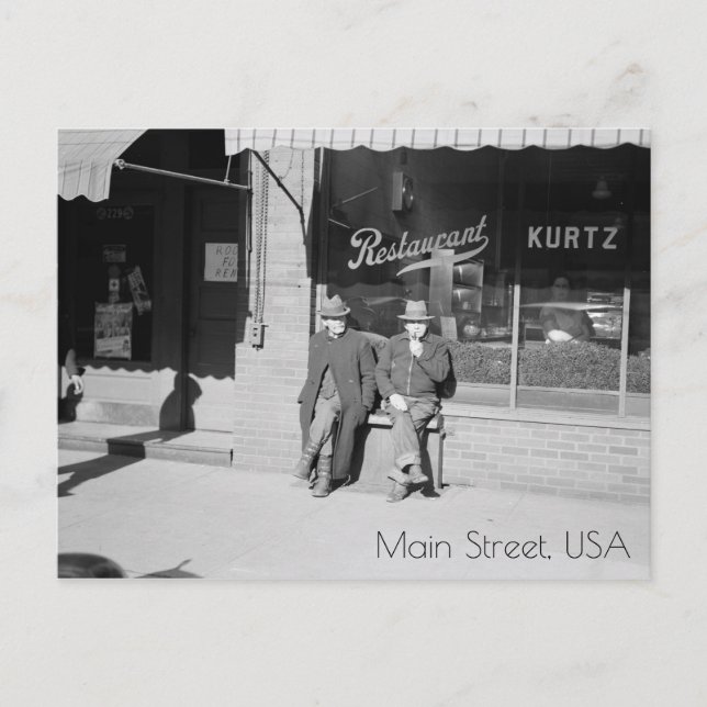Assis sur la carte postale de Main Street (Devant)