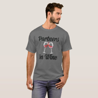 Associés dans le T-shirt impressionnant de vin