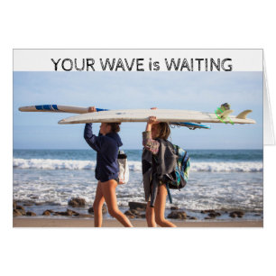 Attente de filles de surfer