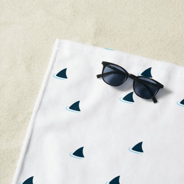 Attention aux requins ! serviette de plage (En situation)