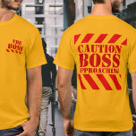 Attention Bandes d'avertissement BOSS t-shirt roug<br><div class="desc">T-shirt panneau d'avertissement. T-shirt patron amusant. Lectures à l'avant Le patron sur le dos prudence patron approche. Un grand cadeau pour une fête secrète de Noël au bureau de père Noël,  ou comme une farce au patron si vous êtes assez courageux bien sûr. Uniquement conçu par Sarah Trett.</div>