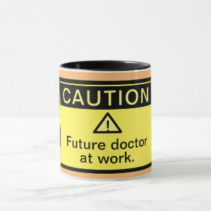 Attention drôle Futur Docteur au travail Mug