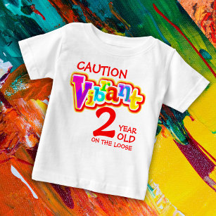 Attention vibrante 2 sur le t-shirt de bébé en vra