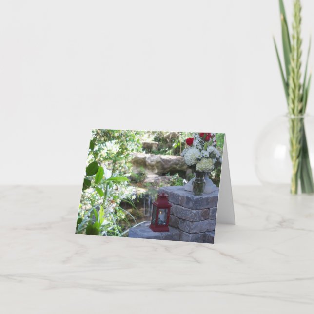 Autel de mariage de jardin sur une carte blanche (Devant)