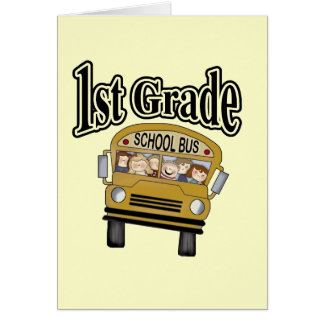 Autobus scolaire avec les ęrs T-shirts et cadeaux