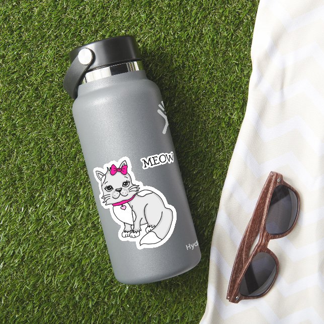 Autocollant de chaton tacheté gris et blanc avec n (HydroFlask Insitu)