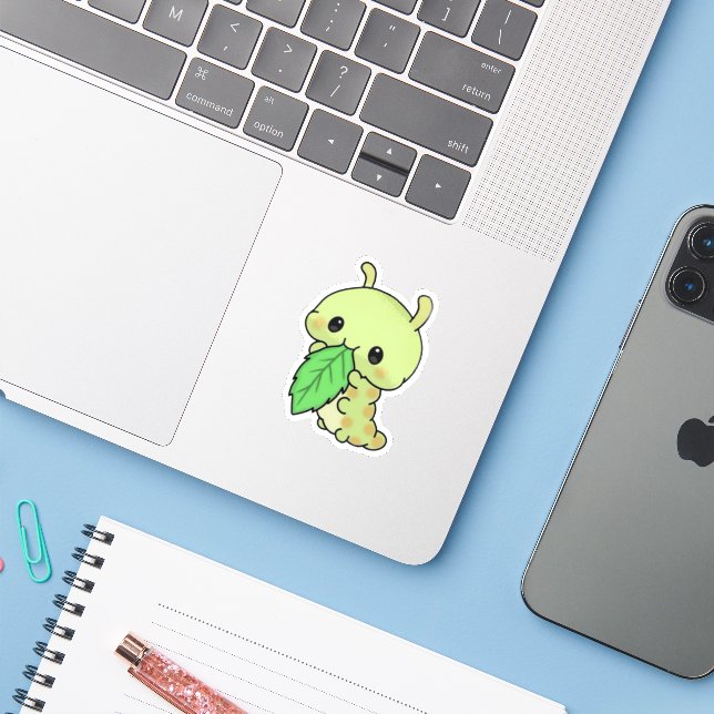 Autocollant de chenille mignonne mangeant une feui (Ordinateur portable avec iPhone)