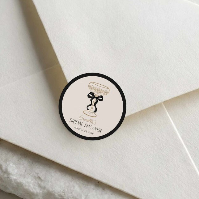 Autocollant de faveur de cercle de brunch au champ (Black Bows and Bubbly Bridal Shower Round Sticker)