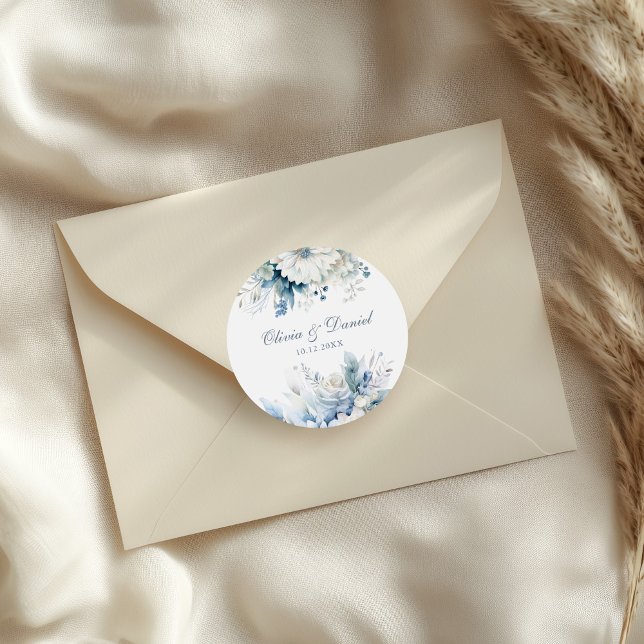 Autocollant de mariage Dusty Blue Noms et Date (Modern Dusty Blue Wildflowers Wedding Classic Round Sticker on a wedding envelope.)