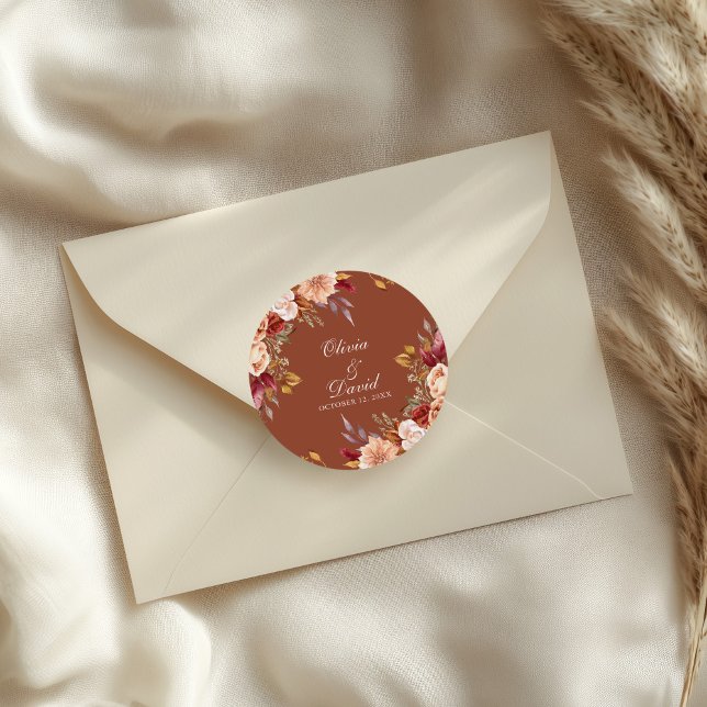 Autocollant de mariage floral en terre cuite Boho (Boho Modern Burnt Orange Terracotta Floral Wedding Classic Round Sticker on a wedding envelope.)