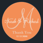 Autocollant de monogramme Mariage de Merci orange<br><div class="desc">Stickers initiaux avec nom de mariée et mariée, date du mariage et un message de remerciement à l'express de votre gratitude le jour de votre mariage ou toute occasion spéciale. .Plus de couleurs sont disponibles pour votre choix. Vous pouvez également customiser la couleur et la police à l'aide du bouton...</div>