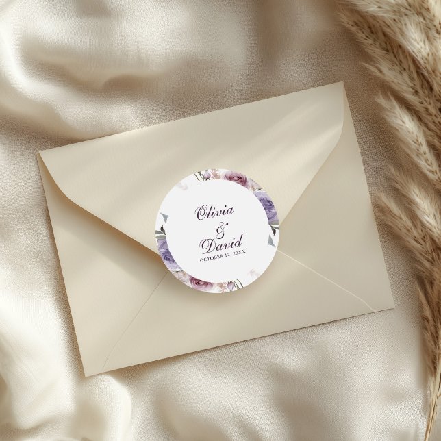 Autocollant de nom et de date de mariage floral li (Boho Mauve and Lilac Floral Wedding Classic Round Sticker on an elegant envelope.)