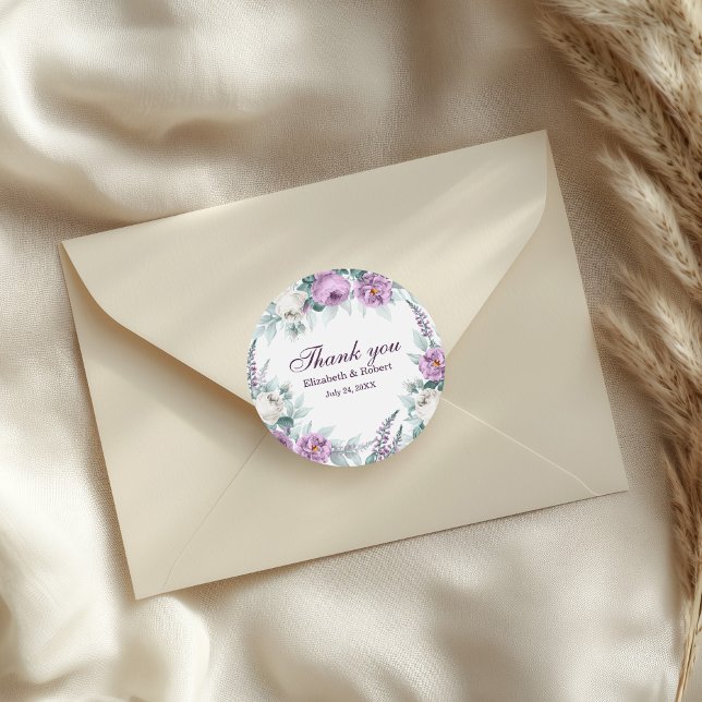 Autocollant de remerciement de mariage à fleurs bl (White and Purple Flower Wedding Thank You Sticker on a wedding envelope.)