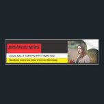 Autocollant De Voiture Femme's Funny 50th Birthday Breaking News TV<br><div class="desc">Women's Funny 50th Birthday Breaking News TV Graphic La grande nouvelle est en train de se produire. Entièrement modifiable et facile à modifier le texte. Changez la photo et le texte pour convenir à l'occasion. Idéal pour Grads, annonces Mariages, anniversaires, anniversaires, nouvelles pour bébé et presque tout ce que vous...</div>