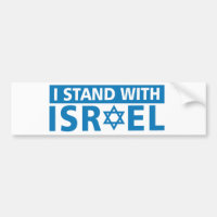 Je me tiens avec le chapeau de camion israélien