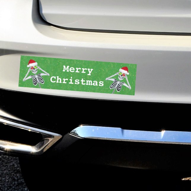 Autocollant De Voiture Joyeux Skeletons de Noël Ornement Eyes Green (Silly skeletons ornament eyes red Santa hats on green Merry Christmas bumper sticker.)