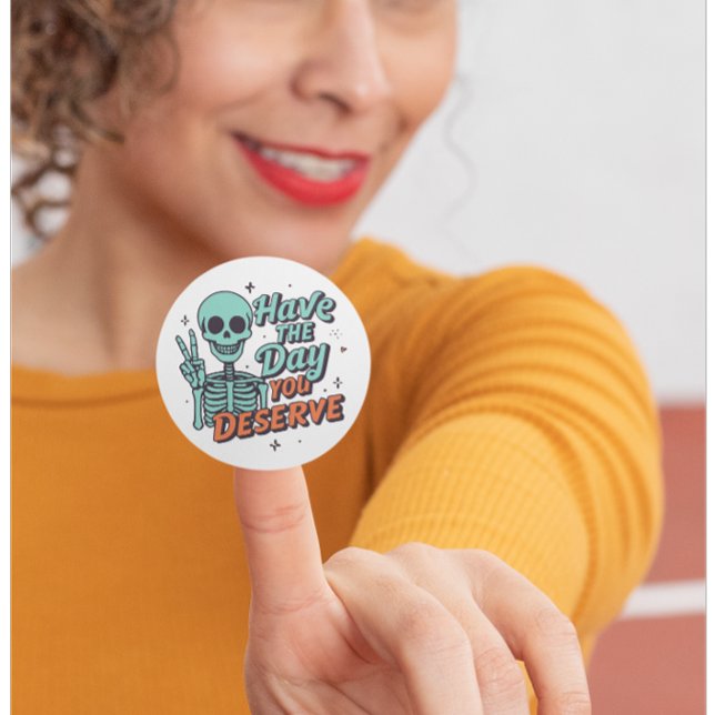 Autocollant drôle de squelette « Ayez le jour que  (Funny Skeleton Sticker “Have The Day You Deserve” – perfect sarcastic vinyl sticker for laptops, not)