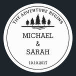 Autocollant mariage d'aventure noir et blanc<br><div class="desc">Un simple autocollant mariage noir et blanc. Le design comporte un message simple disant "l'aventure commence" en haut avec une simple illustration d'une forêt. Ci-dessous,  vous pouvez customiser le dessin avec vos noms ou "M. & Mme" ou un court message de remerciement,  avec la date de votre mariage ci-dessous.</div>