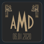 Autocollant Monogramme Peacock Art Déco Noir et Or<br><div class="desc">Ce design d'inspiration Art Déco cool, appelé Mariage Peacock Art Déco Noir et Or, présente un style vintage classique. L'arrière - plan est une couleur dorée riche avec une bordure géométrique de style Art déco ou Art nouveau en noir avec deux motifs paons dans les coins supérieurs. Cet ensemble mariage...</div>