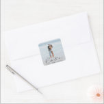 Autocollant personnalisé mariage écriture élégante<br><div class="desc">Autocollant personnalisé avec votre photo personnalisée et une écriture élégante "amour" associée à vos propres monogrammes et date dans une police sans empattement.</div>