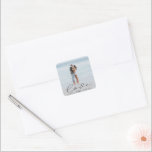 Autocollant personnalisé mariage écriture élégante<br><div class="desc">Autocollant personnalisé avec votre photo personnalisée et une écriture élégante "amour" associée à vos propres monogrammes et date dans une police sans empattement.</div>