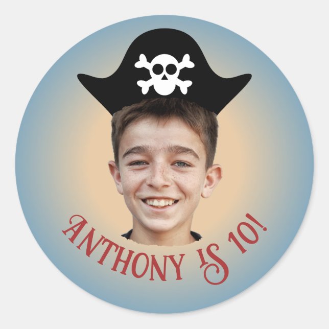Autocollant photo Pirate d'anniversaire avec chape (Devant)