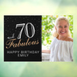 Autocollant Pour Fenêtre 70 et fabuleux moderne Black 70th Birthday Photo<br><div class="desc">70 et Fabulous Modern Black 70th Birthday Party Photo Fenêtre Cling. Grand signe pour la fête du 70ème anniversaire avec une photo personnalisée, une citation inspirante 70 et fabuleux et texte dans un script tendance avec un nom. L'arrière - plan est noir et le texte est blanc et doré. Personnalisez...</div>