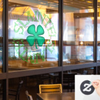 Slainte grand voir à travers la fenêtre serrer le 