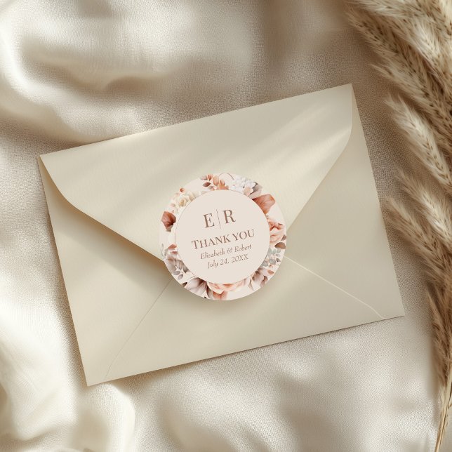 Autocollant Remerciements Mariage Monogramme Beige (Modern Mousse Monogram Floral Wedding Thank You Classic Round Sticker on a small envelope)