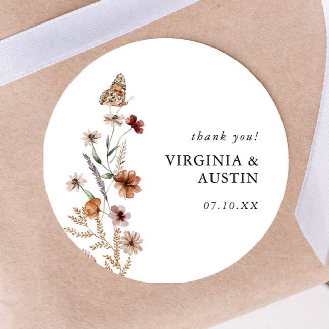 Autocollant rond classique floral Boho blanc (White Boho Floral Classic Round Sticker with Butterfly by Painted Paperie
)