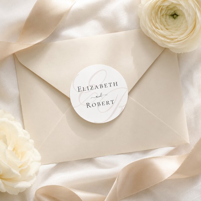 Autocollant Rond de Mariage à Monogramme Minimalis (Minimalist Monogram Wedding Round Sticker on an elegant envelope next to white flowers)