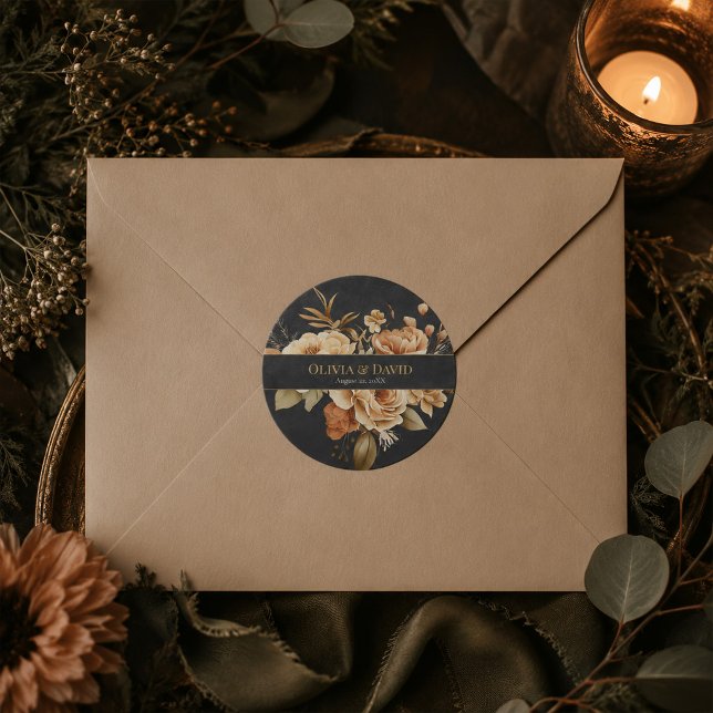 Autocollant rond de mariage floral noir de sorcièr (Forest Witch Black Floral Wedding Round Sticker)
