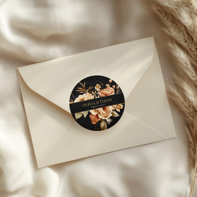 Autocollant rond de mariage floral noir de sorcièr (Forest Witch Black Floral Wedding Round Sticker on an elegant wedding envelope)