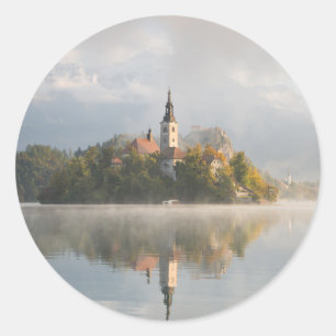 Autocollant rond Foggy Bled Lake