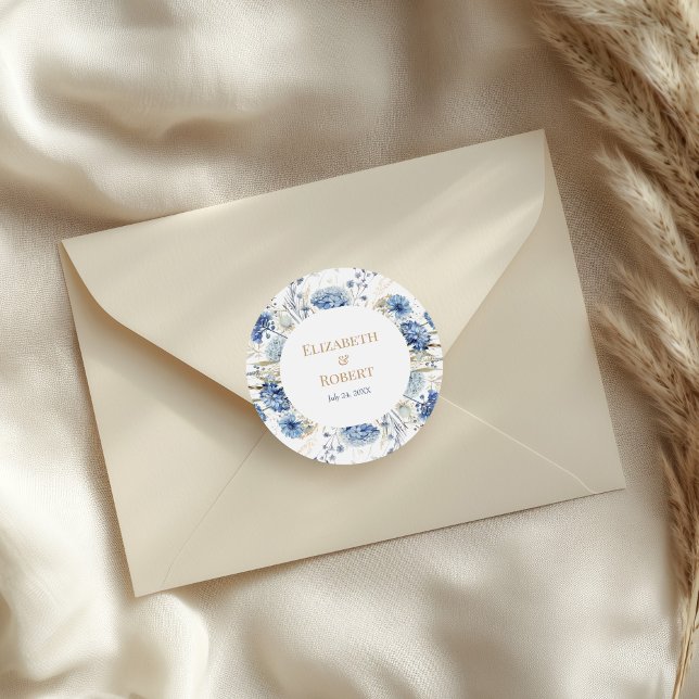 Autocollant Rond Mariage Hydrangea Champagne Bleu (Boho French Blue Wildflowers Couple Names Classic Round Sticker on a small envelope.)