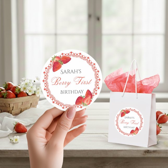 Autocollant Rond pour le Premier Anniversaire de R (Red Lace Berry First Birthday Round Sticker)