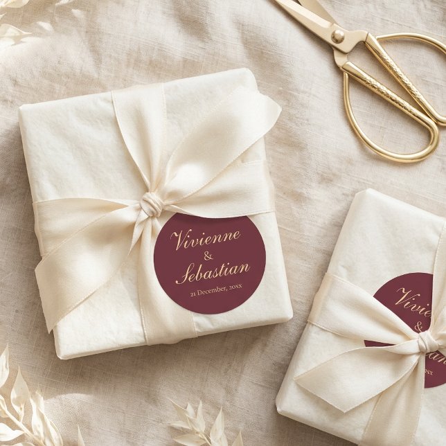 Autocollants de mariage élégants script Bourgogne  (Elegant Burgundy Gold Script Wedding Stickers)