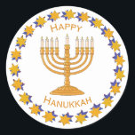 autocollants de menorah de hanoukka<br><div class="desc">Un menorah d'or entouré par un or de cercle et des étoiles bleues avec les mots "Hanoukka heureux". L'arrière - plan est blanc mais peut être changé en n'importe lequel de beaucoup de choix de la couleur des zazzle.</div>