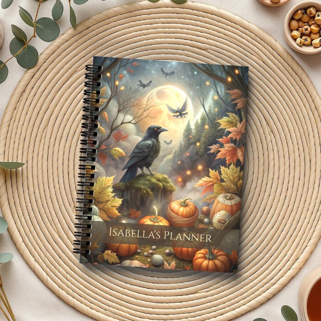 Automne de cuisine - Corbeau et Pleine lune forest (Witchy Autumn – Raven & Pumpkin Forest Full Moon Planner on a boho table with botanicals )