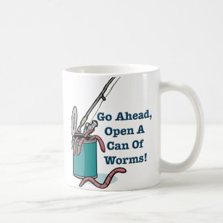 Avancez, ouvrez une boîte de tasse de vers