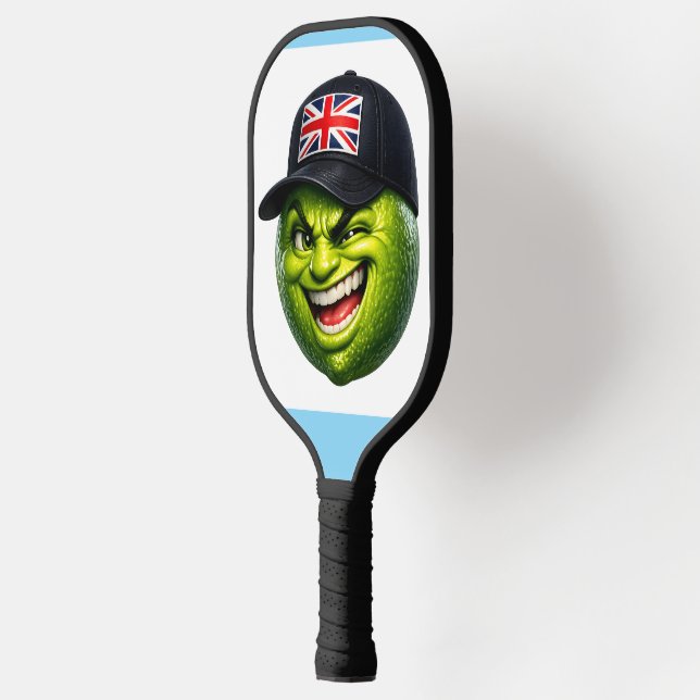 Avec casquette Union Jack, raquette de Pickleball  (Gauche)