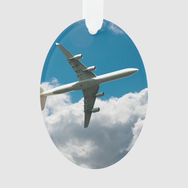 Avion à réaction montant dans des nuages (devant)