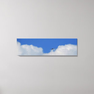 Avion avec la copie panoramique de toile de nuages