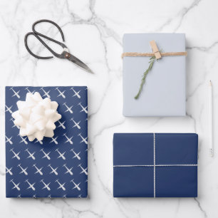 Avion sur feuilles de papier à enveloppement bleu 