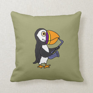 AW macareux drôle jouant le coussin de saxophone