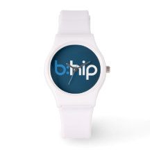 b : montre sportive blanche de hanche