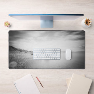 B&W longue exposition d'une plage à Rabac, Croatie